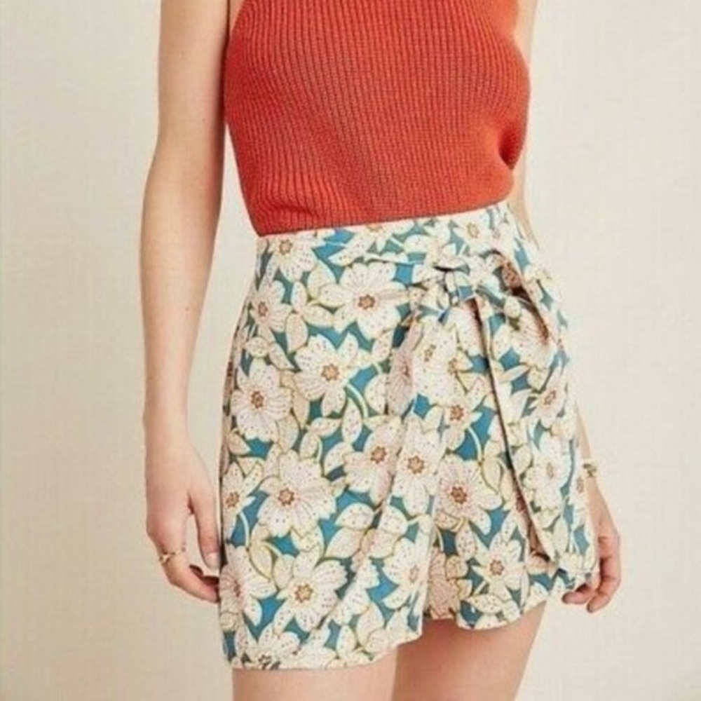 Anthropologie Georgine Floral Skirted High Rise Shorts in Blue/Ivory Size M